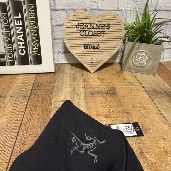 Arc'teryx Essent High Rise Short 8”- Size 4 black NWT - Picture 4 of 11